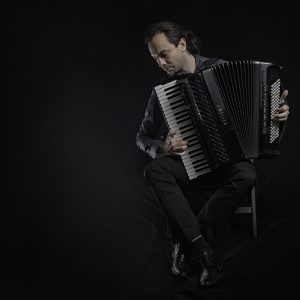 KONCERT MARKA HATLAKA, LJUBLJENCA OBČINSTVA, ZAKLJUČUJE SALON SAUVIGNON 2026
